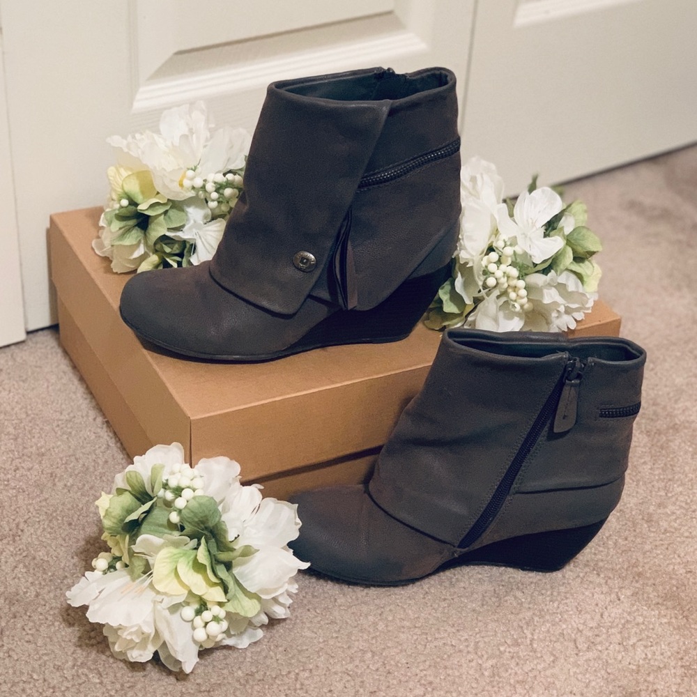 WEDGE BOOTIES 👢